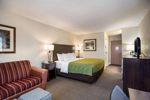 Quality Inn & Suites West image 39